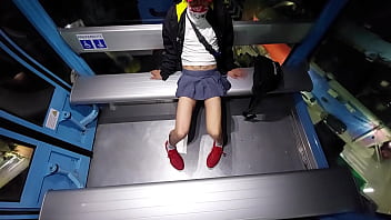 Tranny se saca la verga en el CABLEBUS! Exhibit!