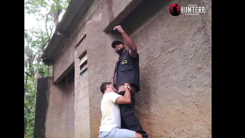 seguran&ccedil_a colocou o baixinho pra mamar e cavalgar gotoso no parque