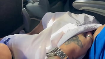 Fui para praia com meus tios e primos e no caminho meu primo come&ccedil_ou a passar a mao na minha perna me deixando com tesao ...