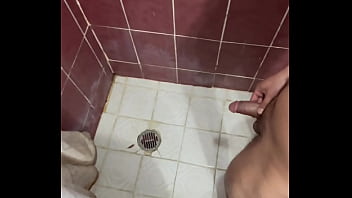 A petici&oacute_n de mi suggar daddy, voy al ba&ntilde_o a orinar