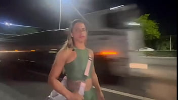 ESPOSA SENDO SEGUIDA E NO FINAL DA GOSTOSO PRO ESTRANHO