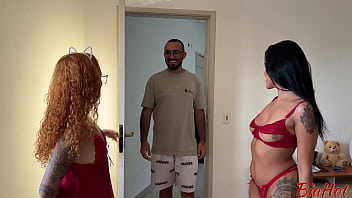 O NAMORADO DA MINHA AMIGA GOSTA DE VER ELA GOZANDO COM OUTRA ANTES DE FUDER AS DUAS