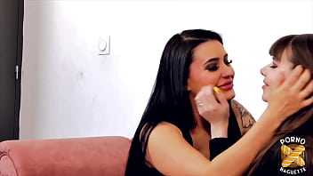 Joy, somptueuse brune, raffole de bites et de chattes