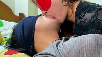 HERMANASTRA dirige un BESO FRANC&Eacute_S PROFUNDO y muy H&Uacute_MEDO