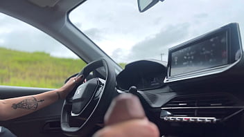 Mulher Uber pega cliente viagem Rio de Janeiro S&atilde_o Paulo ! Pagamento da viagem da o cu ele gozar dentro do cuzinho da Uber !