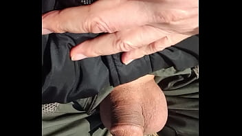 je sort ma bite et pisse sur un banc public face a la mer avec des immeubles derri&egrave_re moi,