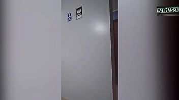 Extranjera, gordita, culona y tetona, reci&eacute_n llegada, me muestra sus tetas para conseguir trabajo. Luego nos encontramos en la calle para ir a un hotel a coger.