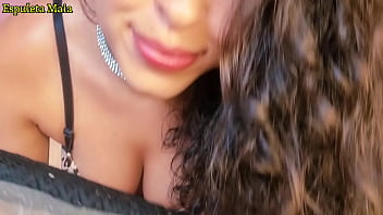 Morena gostosa mostrando a calcinha socada no cuzinho e rebolando pra camera