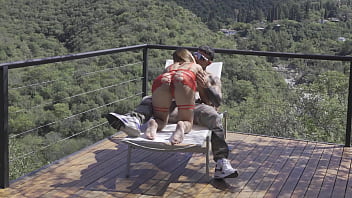 MI ESPOSA ME SORPRENDE CON UNA LENCERIA ROJA MUY CALIENTE