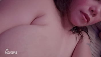 Bokep indonesia Istri Payudara Besar Terangsang Selingkuh Berselingkuh dan membiarkan pria sebelah meniduri vaginanya yang berbulu sementara suaminya sedang beristirahat di ruangan lain