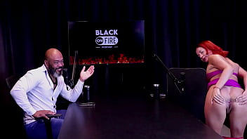 Ruiva safada mostra seu cu depois de dizer que o esposo sugeriu a entrada no meio liberal, gosta de pau grande e grosso, e n&atilde_o assiste as cenas - Bruna Ferrari (WATCH ON: SHEER/RED)