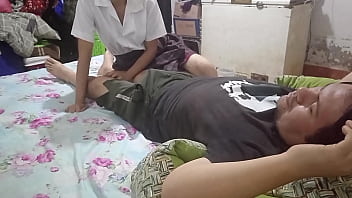 Tonta colegiala pensaba que su padrastro no la escuchaba y le ense&ntilde_&oacute_ que cuando tocas verga adulta te toca abrirte las piernas y ser tratada como la puta qu&eacute_ eres