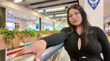 Encontr&eacute_ a Valentina en el centro comercial