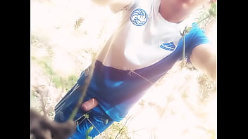 Chico se masturba en el monte