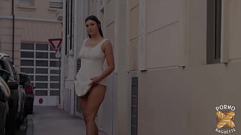 Laury, divine brune, se fait baiser comme il faut