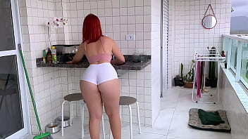 Contratei essa empregada, ela &eacute_ muito gostosa, veio de shortinho para me provocar