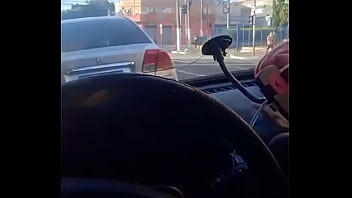 Parei na rua pra fazer uma chamada de v&iacute_deo no carro