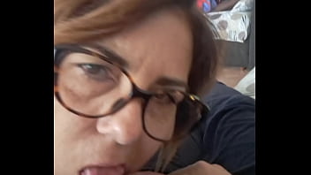 jones si masturba e Teresa prende il latte in bocca come una troia