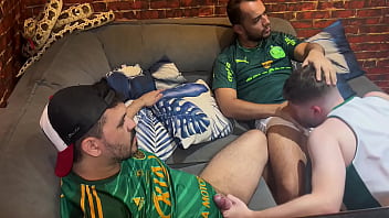Foi assistir a partida de futebol com dois torcedores ativos e tomou pica gostoso no cu. - FULL SHEER.COM