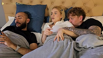 hagamos silencio !!! nuestro padrastro no se puede dar cuenta - me la mete toda a escondidas