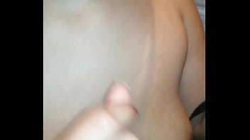 El vecino me encuentra masturb&aacute_ndome y el muy s&aacute_dico se viene en mi boca