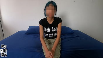 &iexcl_Oh Dios! Esta flaquita apenas es legal! Y ya quiere follar.