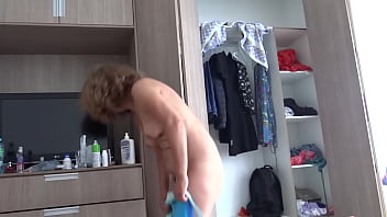 At the beach, my stepmother shaves her pussy to put on a bikini and shows off.