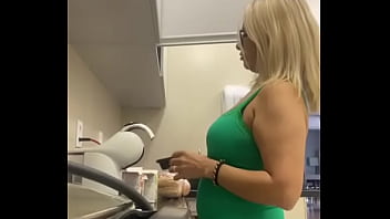 Usando um shorts bem socado na xota no Hotel em Foz do Igua&ccedil_u