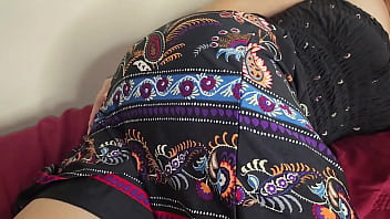 Le subo el vestido a mi alumna