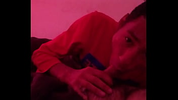 Oral en la ma&ntilde_ana. Mi macho peludo arranca feliz su d&iacute_a descargandome su leche como desayuno.