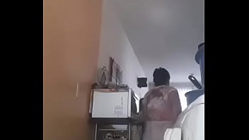 Milf se desnuda mientras cocina para su familia