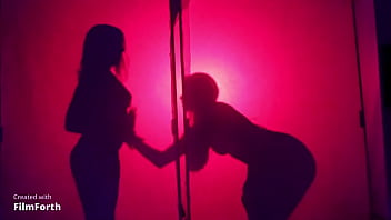 strip tease das modelos do Bar Sul Am&eacute_rica, as Sul Girls sensualizando atr&aacute_s do biombo tirando a ligerie lentamente.