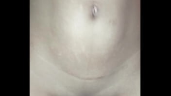 Sexo real casero entre dos novias lesbianas que le gusta experimentar con juguetes sexuales