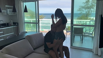 Cheguei da praia cheia de tes&atilde_o e gozei gostoso no pau do bandido