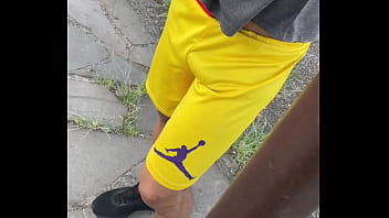 OFERECI UMA GRANA PRO VIZINHO CASADO ME FUDER. PAU TAVA MARCANDO NO SHORT.