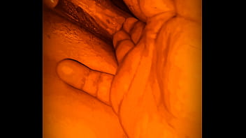 Mi vecino me mete los dedos en la pucha, mientras mi marido trabaja 24 horas