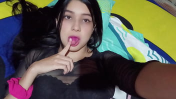 Hermanastra seduce a su hermanastro para follarlo con creampie despu&eacute_s de ver su gran polla en la ducha por la ma&ntilde_ana ( CASERO REAL)