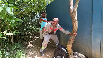 Negã_o saiu da obra pra dar o cuzã_o pro guardador de carros do parque .