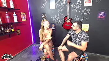 Corno Assiste: Casada Liberal Leva Pau e Tapa na Bunda no Boteco