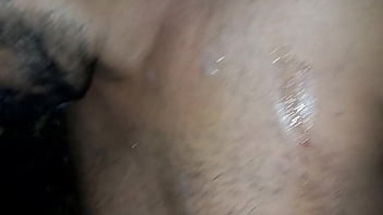 Os rapazes das cabines no Glory Hole chupam, fodem e gozam!