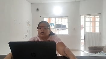 Ama de casa paga a un t&eacute_cnico con una buena mamada y una follada dura y rica mientras su marido trabaja