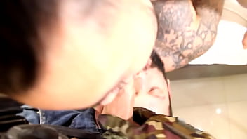 Ganhando um boquete depois do serviç_o