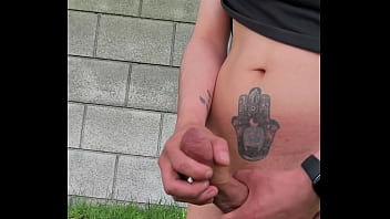 Me quit&oacute_ los pantalones y me hago una buena paja en un lugar p&uacute_blico