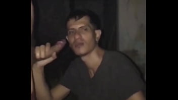 Dotado e grosso me botou pra mamar na casa abandonada e ainda leitou minha boca