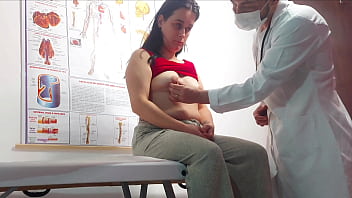 Ginecologista enfia dedo no cu e fode paciente!