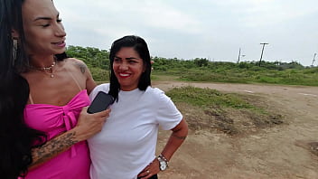 Aventura trans ao ar livre! Bonequinha do Bananas Brazil transa no mato e fode casal na praia