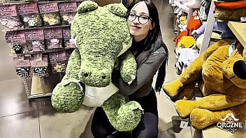 SHE WON A PLUSH ALLIGATOR TOY AND WAS VERY THANKFUL ft. Amberzinha [FREE SCENE]
