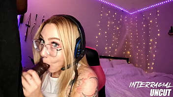 Thick Pawg can'_t ignore black dick in her face while streaming