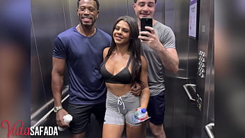 Nosso novo personal trainer é_ muito atencioso. deu uma aula de como foder a esposa apó_s o treino.