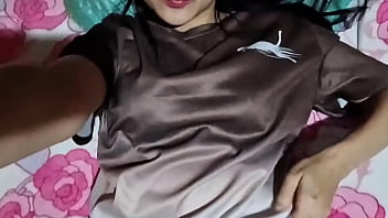 Hermosa latina natural tiene orgasmo tras orgasmo en el sof&aacute_ ( CASERO REAL)